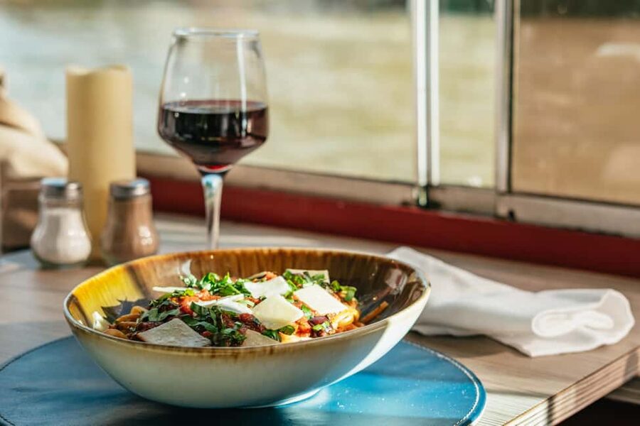 Paris: 3-Course Italian Meal Seine Cruise - What happens during the two-hour cruise