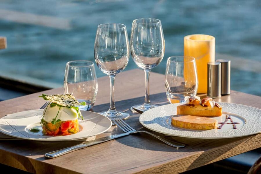 Paris: 3-Course Lunch Cruise on the River Seine - What arrives on your plate