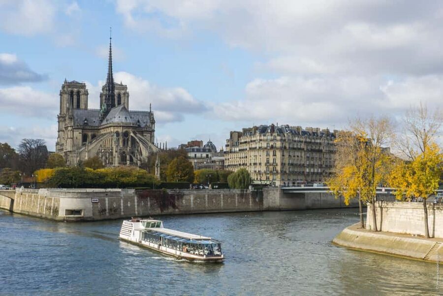 Paris: 3-Course Lunch Cruise on the River Seine - The chocolate dessert earns its billing