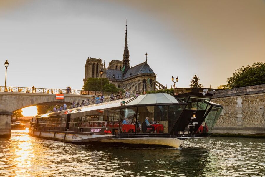 Paris: 4-Course Dinner Cruise on Seine River with Live Music - Key points to know before you book