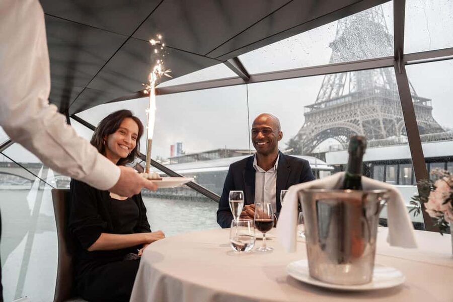 Paris: 4-Course Dinner Cruise on Seine River with Live Music - Who should book this Seine dinner cruise?