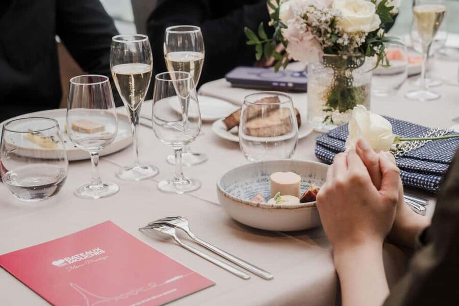 Paris: 4-Course Dinner Cruise on Seine River with Live Music - A dinner cruise built around Paris after dark