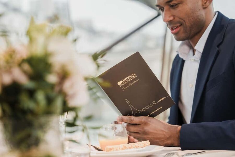 Paris: 4-Course Dinner Cruise on Seine River with Live Music - Live music that fits the room