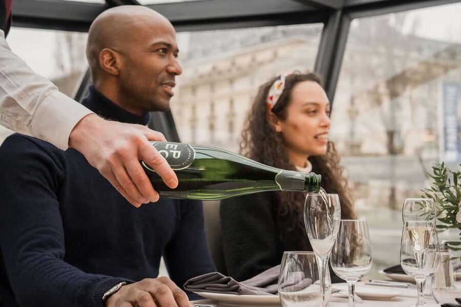 Paris: 4-Course Dinner Cruise on Seine River with Live Music - Seating, views, and the upper deck