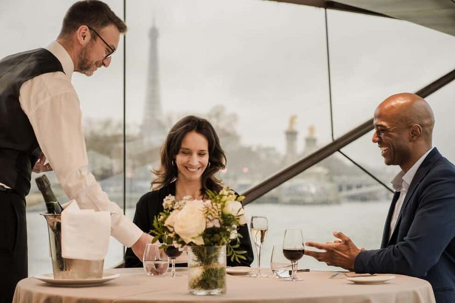 Paris: 4-Course Dinner Cruise on Seine River with Live Music - What the four-course meal is like