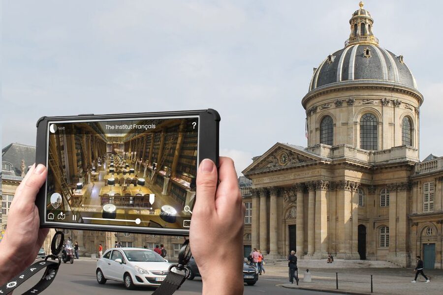 Paris: Audio-Guided Bus Tour & Seine River Cruise - The interactive tablet features