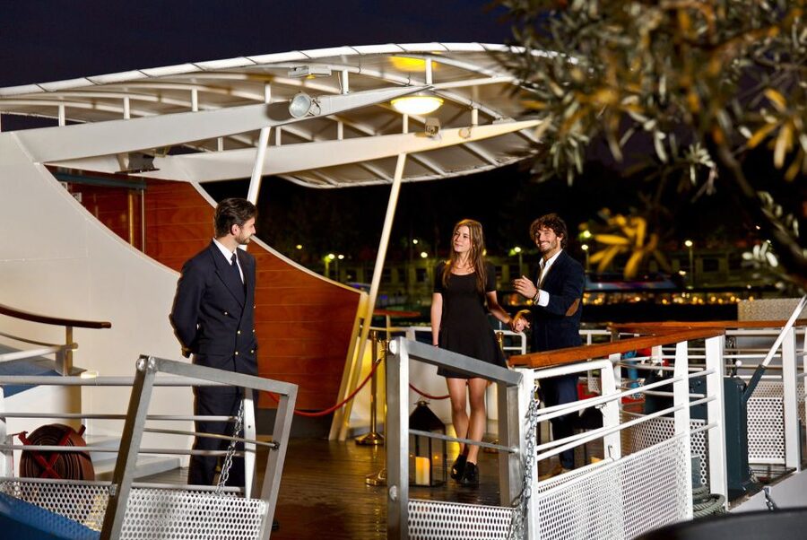 Paris: Bastille Day Dinner Cruise on the Seine River - A Paris dining room that moves