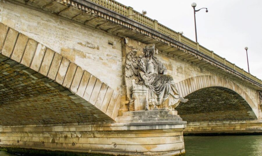 Paris: Catacombs, Audio Guide, and River Cruise Option - Why the audio guide works well here