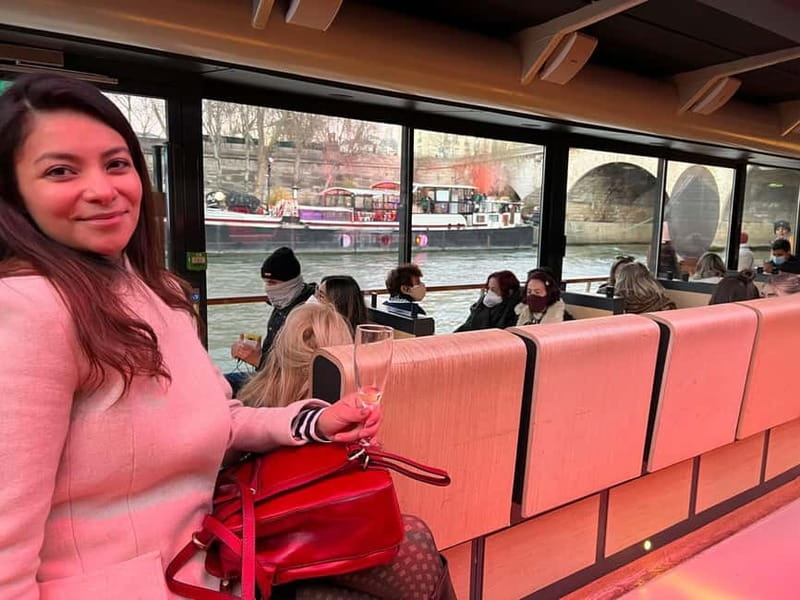 Paris: Day or Evening River Cruise with Musical Ambiance - Returning toward the Eiffel Tower