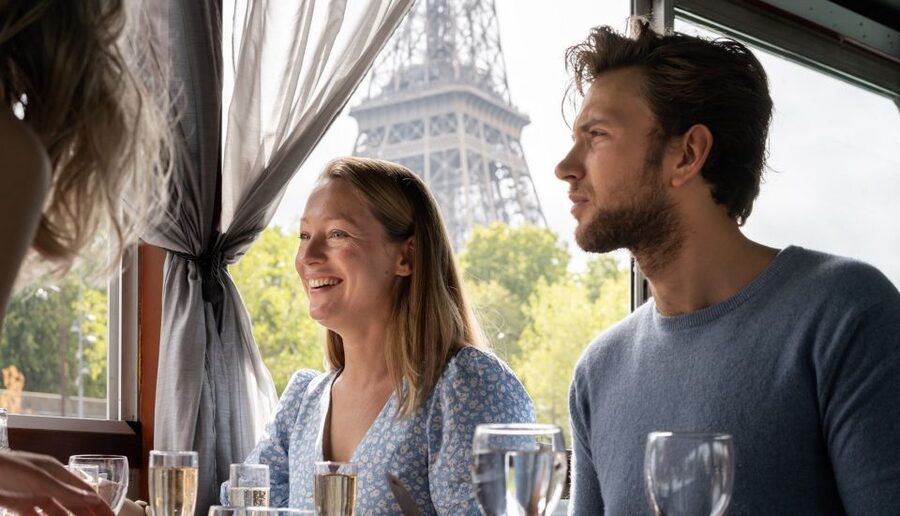 Paris: Early Evening Dinner Cruise on the River Seine - What the atmosphere is really like on board
