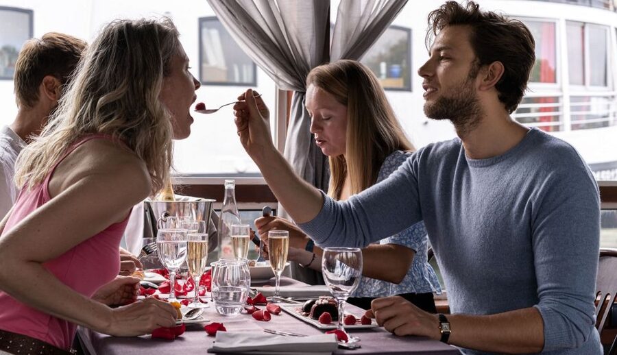 Paris: Early Evening Dinner Cruise on the River Seine - The real cost of a $100 dinner cruise