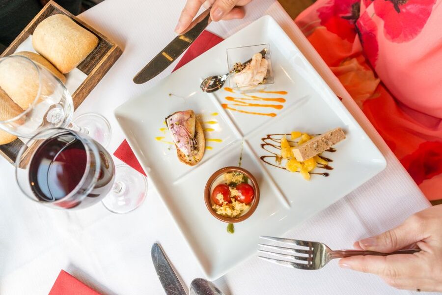 Paris: Early Evening Dinner Cruise on the River Seine - Should you book the Seine dinner cruise?