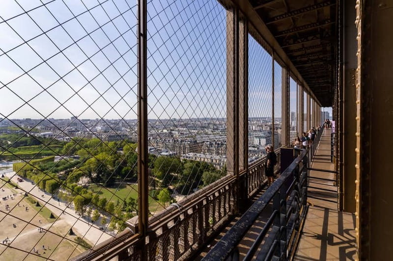 Paris: Eiffel Tower Guided Tour and Seine River Cruise - Small details that can make the day better