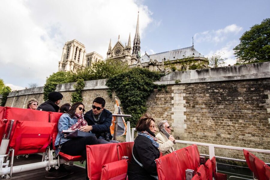 Paris: Eiffel Tower Hosted Tour, Seine Cruise and City Tour - Audio guides, language choices, and family use