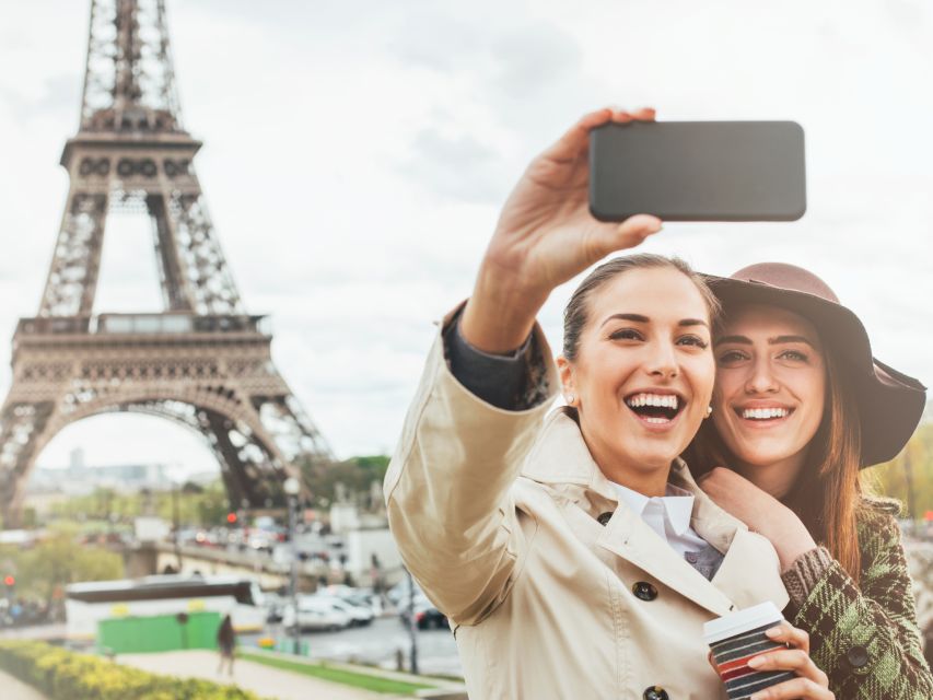 Paris: Eiffel Tower Hosted Tour, Seine Cruise and City Tour - Finding the meeting point at Place de Sydney