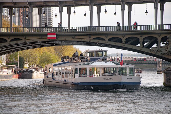 Paris en Scene 3 Course Seine River Dinner Cruise - A Paris dinner with the Seine as your dining room