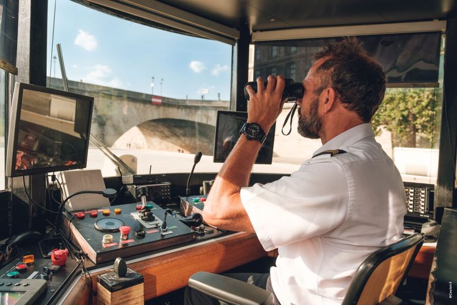 Paris: Family-Friendly River Seine Guided Cruise - Choosing the right time of day
