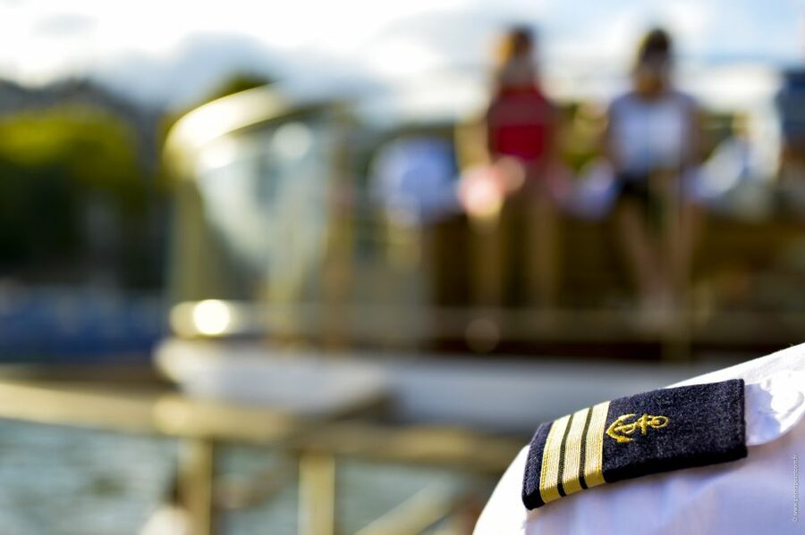 Paris: Family-Friendly River Seine Guided Cruise - A quiet electric boat for a short Paris break