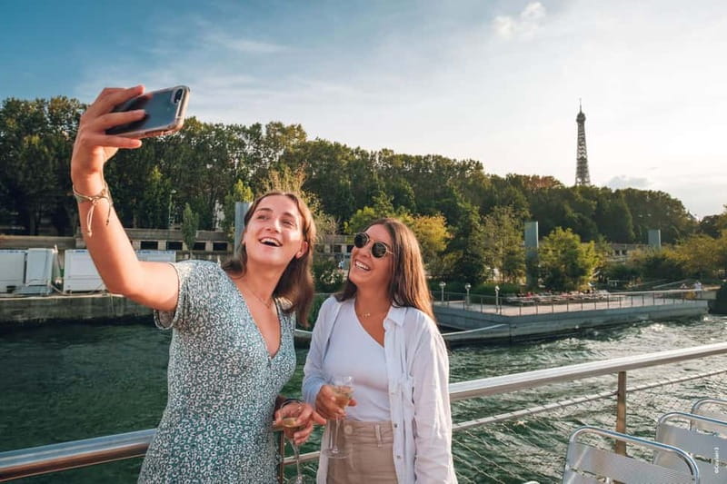 Paris: Fast-Access Seine River Cruise from Eiffel Tower - Hôtel de Ville and Paris life along the banks