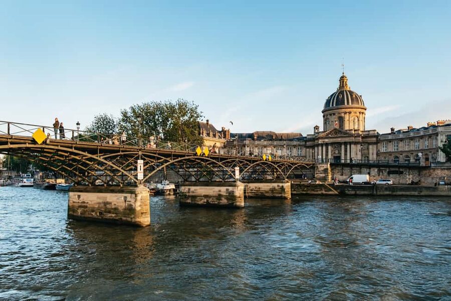 Paris: Gourmet Dinner Cruise on Seine River with Live Music - Île de la Cité, Notre-Dame, and the return route