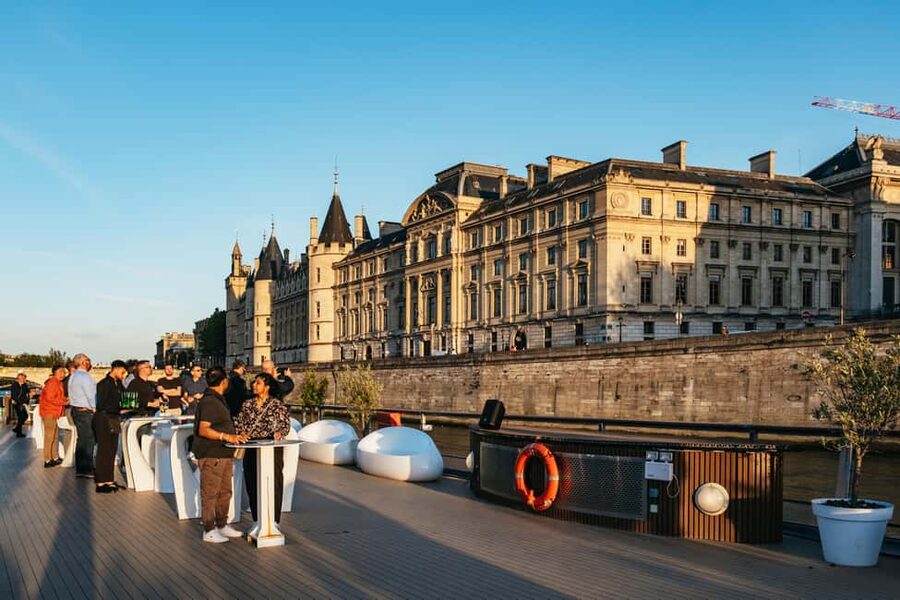 Paris: Gourmet Dinner Cruise on Seine River with Live Music - Live music first, dancing later