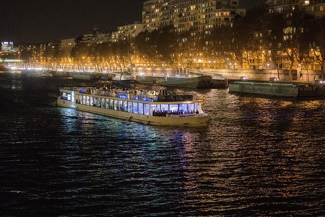 Paris Gourmet Dinner Seine River Cruise with Singer and DJ Set - Drinks, window tables, and VIP seating