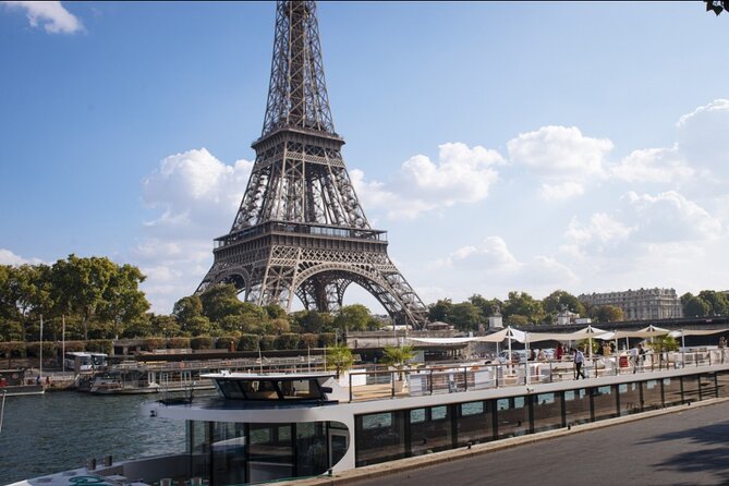 Paris Gourmet Dinner Seine River Cruise with Singer and DJ Set - Singer, DJ, and dancing after dinner