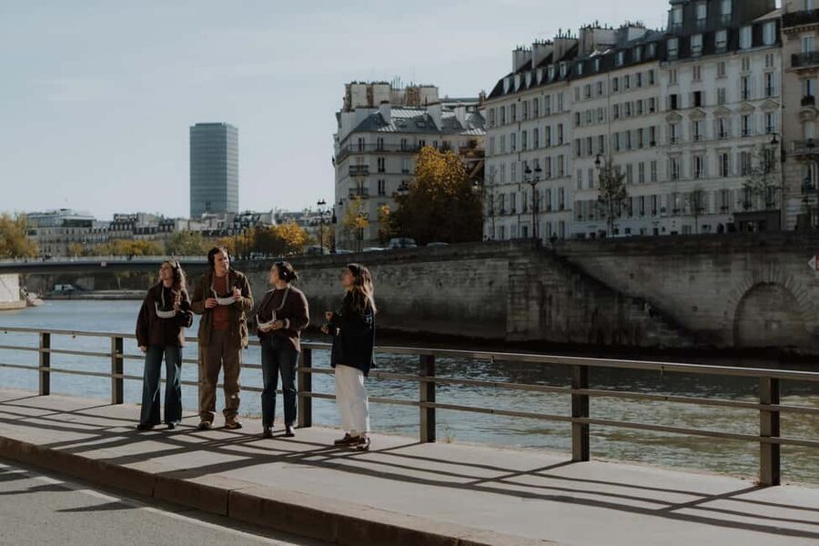 Paris: Historical Guided Tour of the Seine Riverbanks with Virtual Reality - Seeing Paris change around you