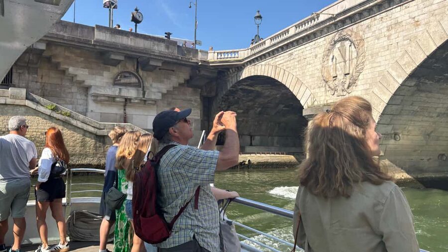 Paris: Hop-On Hop-Off Seine Cruise Pass with 9 Stops - Place de la Concorde and the grand west end