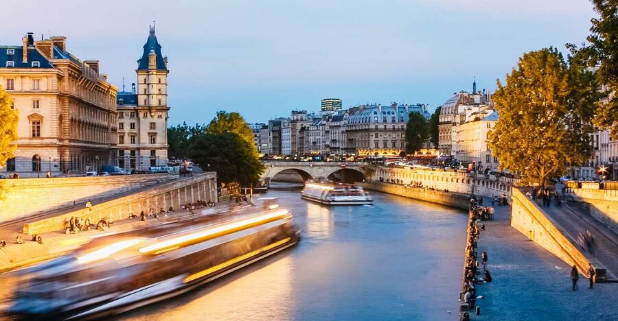 Paris: Illuminated Evening River Cruise & Waffle Tasting - The Louvre, Concorde, and the return toward the Eiffel Tower