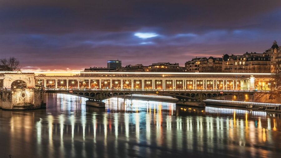Paris: Illuminated Evening River Cruise & Waffle Tasting - Audio commentary and music