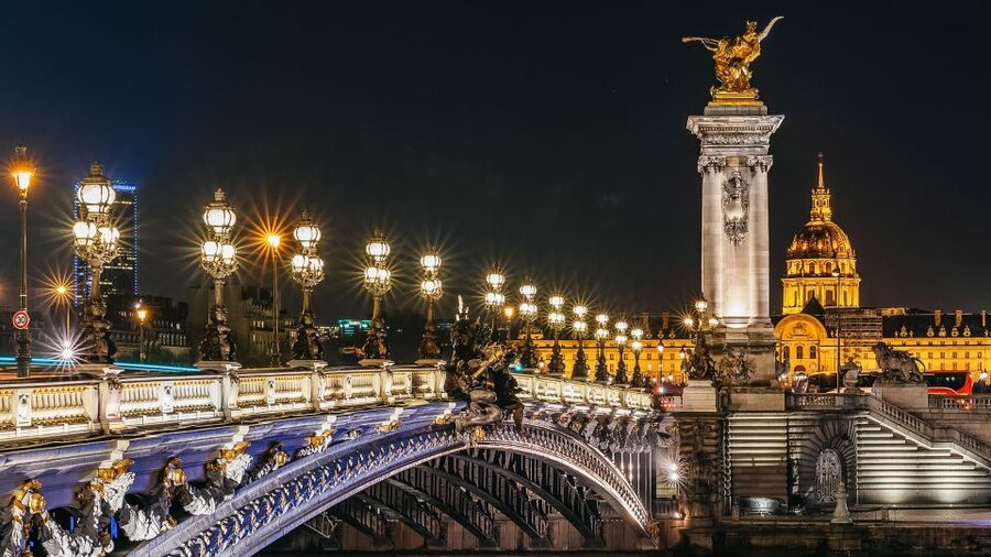 Paris: Illuminated Evening River Cruise & Waffle Tasting - Notre-Dame, Île de la Cité, and the old heart of Paris