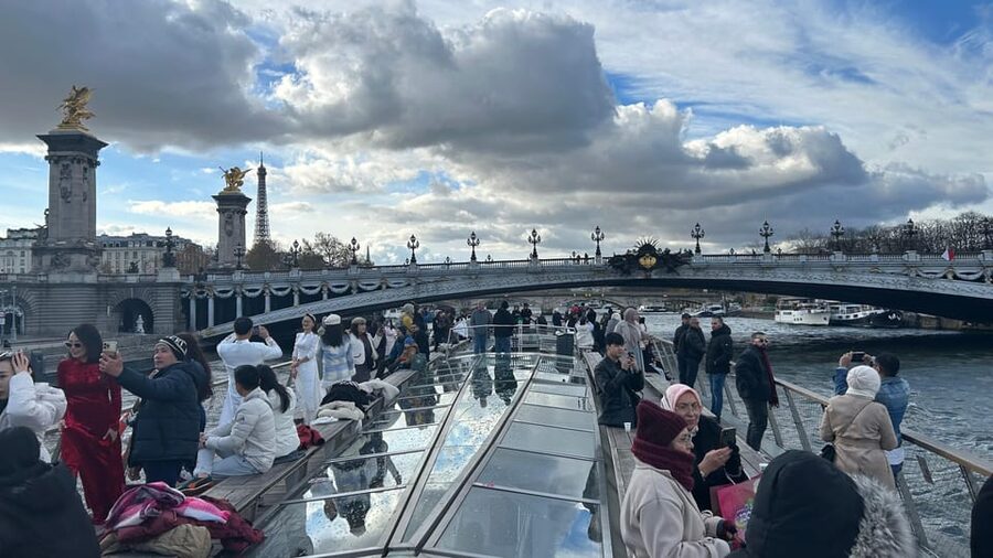 Paris: Illuminations River Cruise with Audio Commentary - Hôtel de Ville, the Louvre, and Place de la Concorde