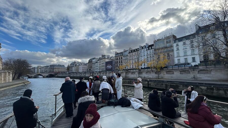 Paris: Illuminations River Cruise with Audio Commentary - Choosing the best departure time