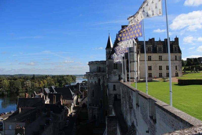 Paris: Loire Valley Castles Tour with Wine Tasting - A three-course lunch with room to breathe