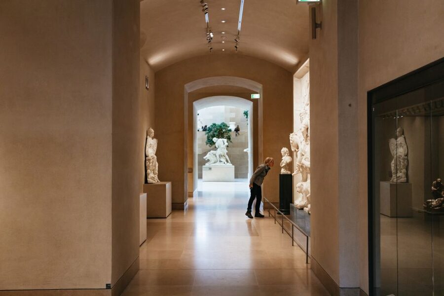 Paris: Louvre Museum Entry Ticket With Host and River Cruise - Meeting your host at Benlux on Rue de Rivoli