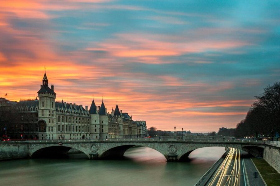 Paris: Louvre Museum Entry Ticket With Host and River Cruise - Moving from the Louvre to the Seine cruise