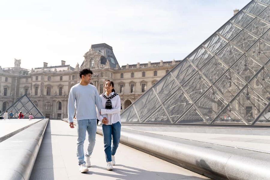 Paris: Louvre photoshoot or Seine bridges Eiffel Tower walk - The 25 edited photos and extra-image option