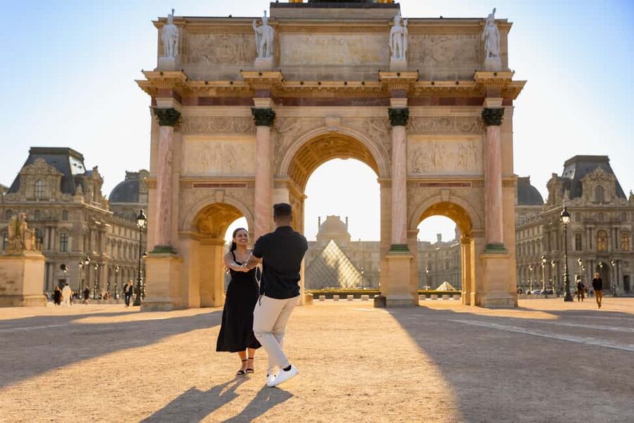 Paris: Louvre photoshoot or Seine bridges Eiffel Tower walk - Price and value for couples and families
