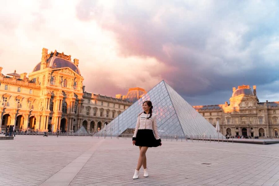 Paris: Louvre photoshoot or Seine bridges Eiffel Tower walk - Timing, meeting points, and what to bring