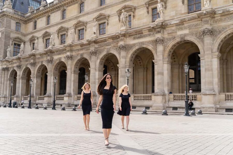 Paris: Louvre photoshoot or Seine bridges Eiffel Tower walk - Should you book the Paris photoshoot?