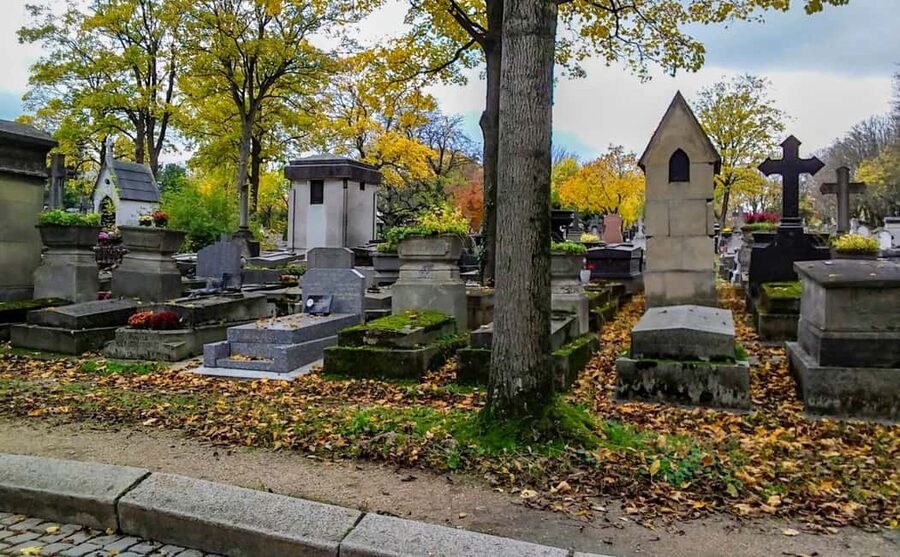 Paris: Père Lachaise Cemetery Visit with Seine River Cruise - The walk itself: peaceful, but not effortless