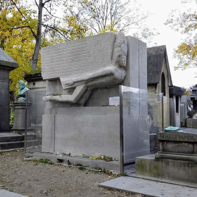 Paris: Père Lachaise Cemetery Visit with Seine River Cruise - Finding Jim Morrison, Oscar Wilde, and Edith Piaf