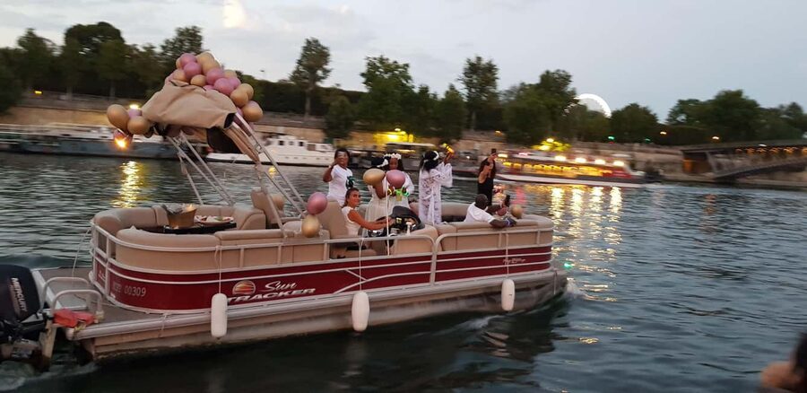 Paris: Private pontoon boat cruise on the Seine - Starting at 14 Quai François Mitterrand