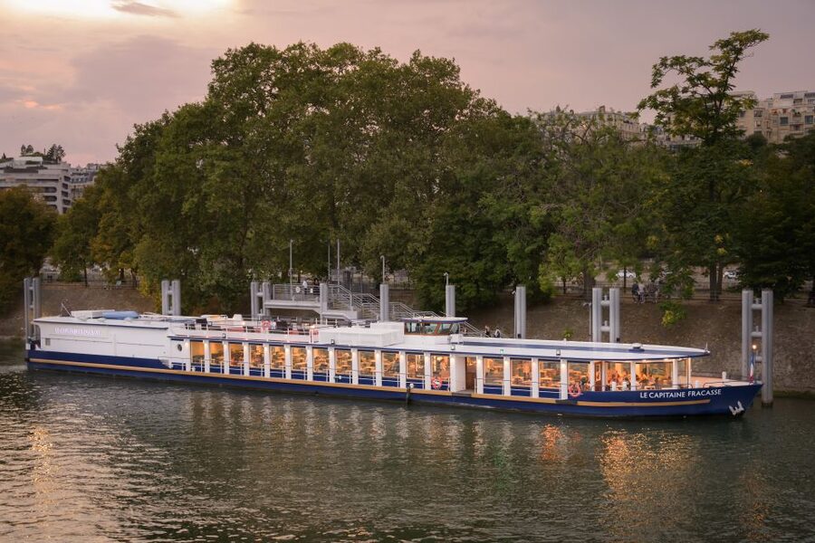 Paris: Romantic Cruise with 3-course Dinner on Seine River - A Paris dinner with the city as your view