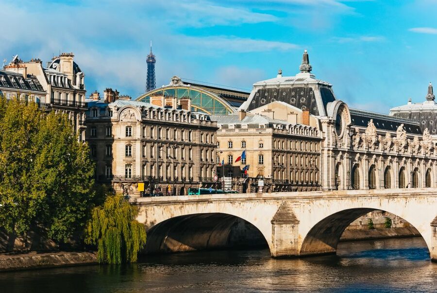 Paris: Romantic Cruise with 3-course Dinner on Seine River - The Eiffel Tower sets the evening’s rhythm
