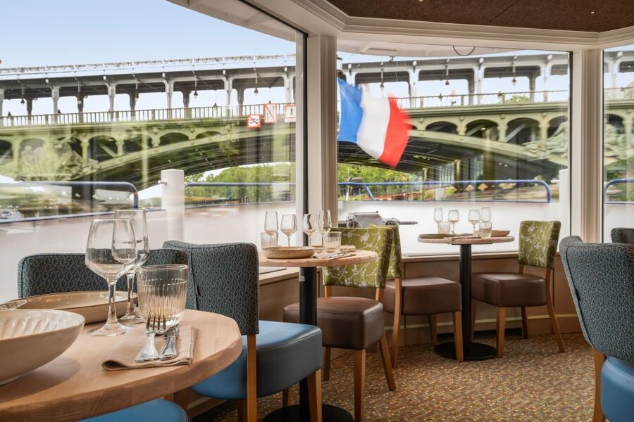 Paris: Romantic Cruise with 3-course Dinner on Seine River - Musée d’Orsay and the bridges of central Paris