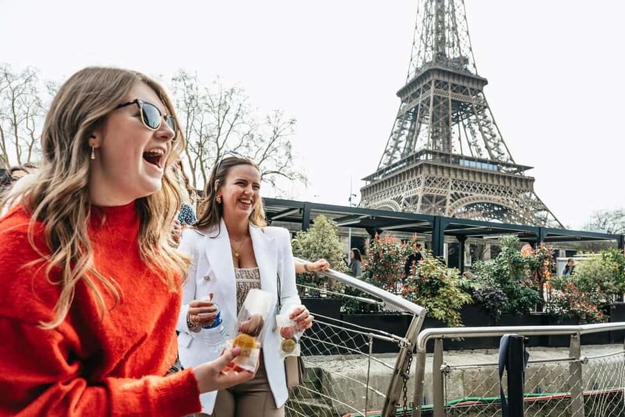 Paris: Seine Cruise and Macaron Tasting by the Eiffel Tower - Choosing your seat for the best views