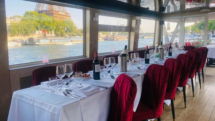Paris: Seine Dinner Cruise from Eiffel Tower/Liberty Statue - Why this Seine cruise works so well at night