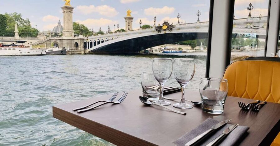 Paris: Seine River Bistronomic Dinner Cruise - Following the route from Musée d’Orsay to Notre Dame